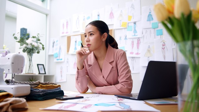 自身の将来に想いを馳せている女性※画像はイメージです（ChayTee/stock.adobe.com/）
