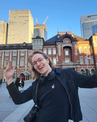 赤レンガ造りが印象的な東京駅を訪れたサムさん（画像提供：サムさん）