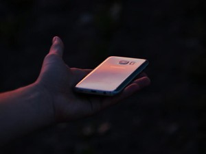 急に怖くなって友達に電話をかけた。独りじゃない安心を得られるから