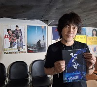自身が演出、脚本、主演を務める舞台「ひとくず」のチラシを手に意気込みを語る上西雄大＝都内