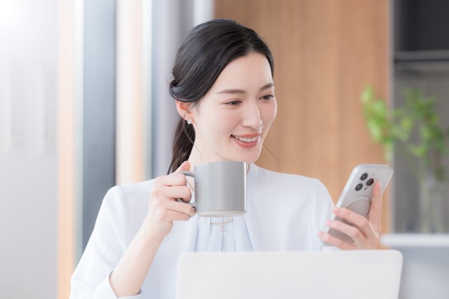 外出先で家族の様子をちらり　※画像はイメージです（kapinon@stock.adobe.com）