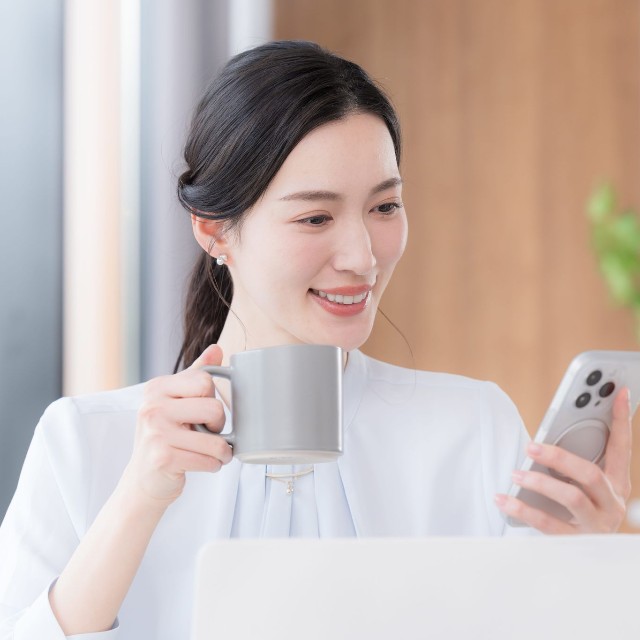 外出先で家族の様子をちらり　※画像はイメージです（kapinon@stock.adobe.com）