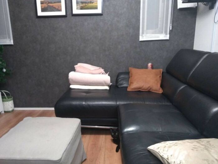 体が小さい時は、ソファの下にも楽々はいれました。「どこいるかわかるかな？」（Aさん提供）