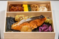 【金賞】海苔弁ごっつ食べなはれ「甘塩銀鮭の炙り焼きと鶏つくねのこだわり醤油照り焼き弁当（税込1180円）」