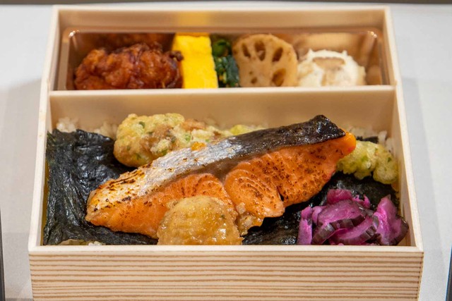 【金賞】海苔弁ごっつ食べなはれ「甘塩銀鮭の炙り焼きと鶏つくねのこだわり醤油照り焼き弁当（税込1180円）」