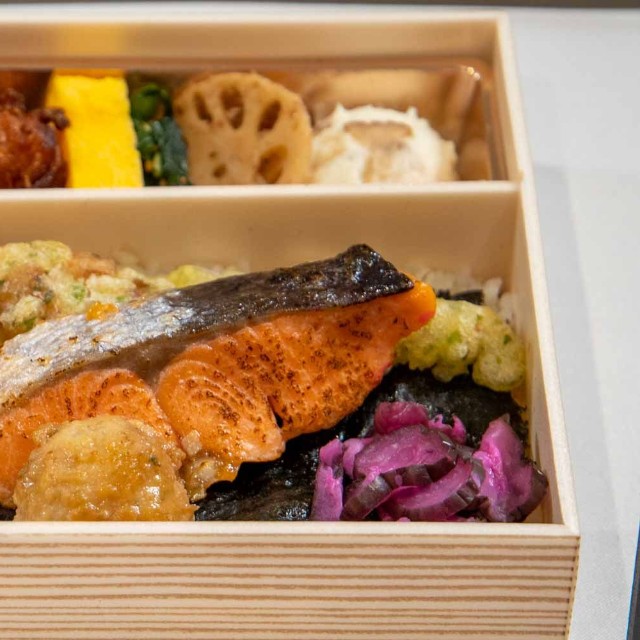 【金賞】海苔弁ごっつ食べなはれ「甘塩銀鮭の炙り焼きと鶏つくねのこだわり醤油照り焼き弁当（税込1180円）」