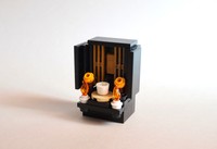 ろうそくやお供えまで並ぶ、約50パーツで作られたレゴの仏壇／はやうまさん（@hayauma_lego）提供