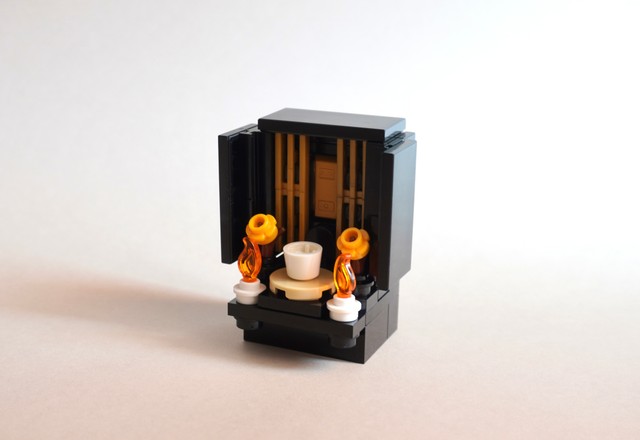ろうそくやお供えまで並ぶ、約50パーツで作られたレゴの仏壇／はやうまさん（@hayauma_lego）提供