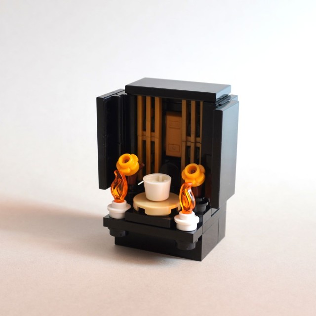 ろうそくやお供えまで並ぶ、約50パーツで作られたレゴの仏壇／はやうまさん（@hayauma_lego）提供