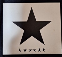 2016年、デヴィッド・ボウイさん69歳の誕生日にして亡くなる２日前にリリースされた遺作アルバム「★」のジャケット