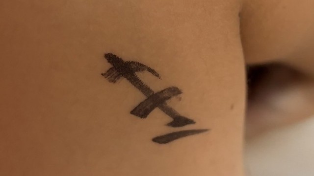 息子の腕にマジックで描いた傷のようなものが…（提供：ぺんたぶさん）