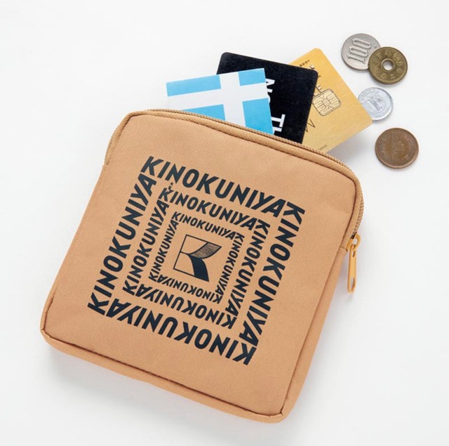スクエアポーチにはカードや小銭も入れられます（宝島社提供）