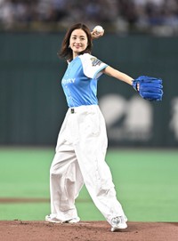 始球式を務めた上戸彩＝東京ドーム