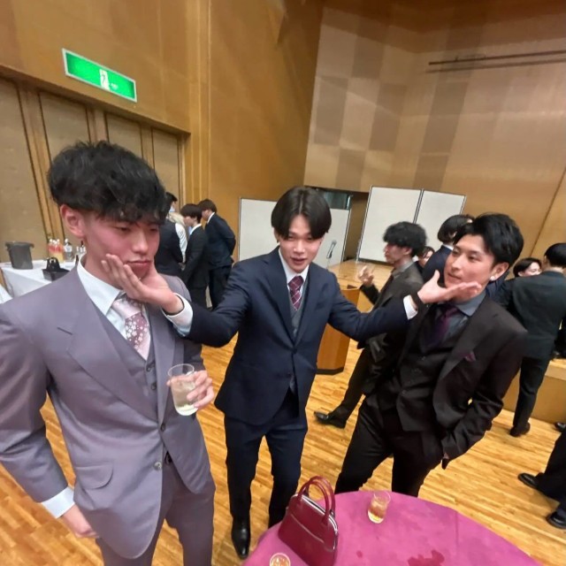 成人式の会場で友人たちとポーズをとるきょうやさん（左）／きょうやさん（@rakyo.8）提供