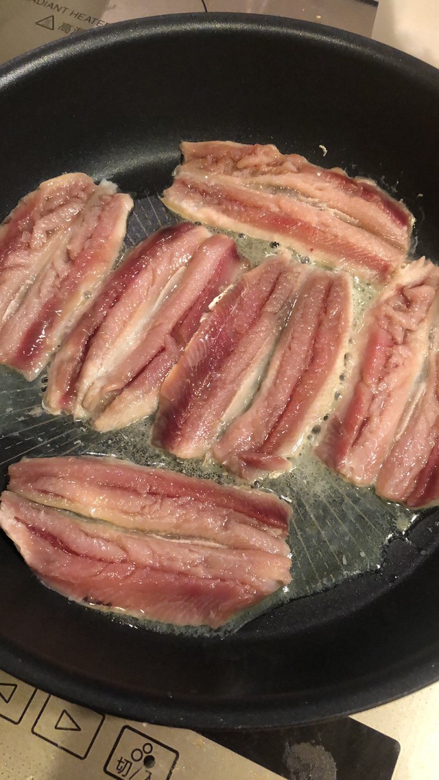 イワシを軽くバターで火をいれますわ（提供：お菓子作り お嬢様さん）