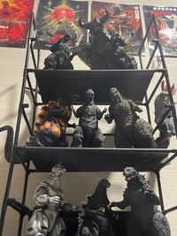 ラックに飾られたゴジラのフィギュアたち