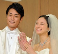 結婚披露宴前に取材に応じる永井大と中越典子＝2015年8月