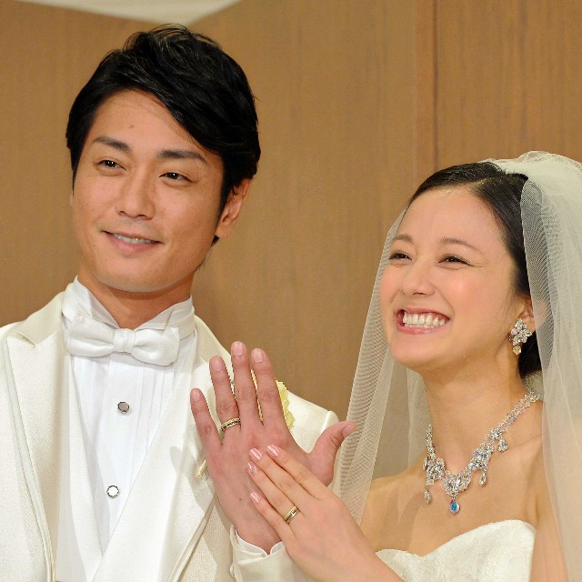 結婚披露宴前に取材に応じる永井大と中越典子＝2015年8月