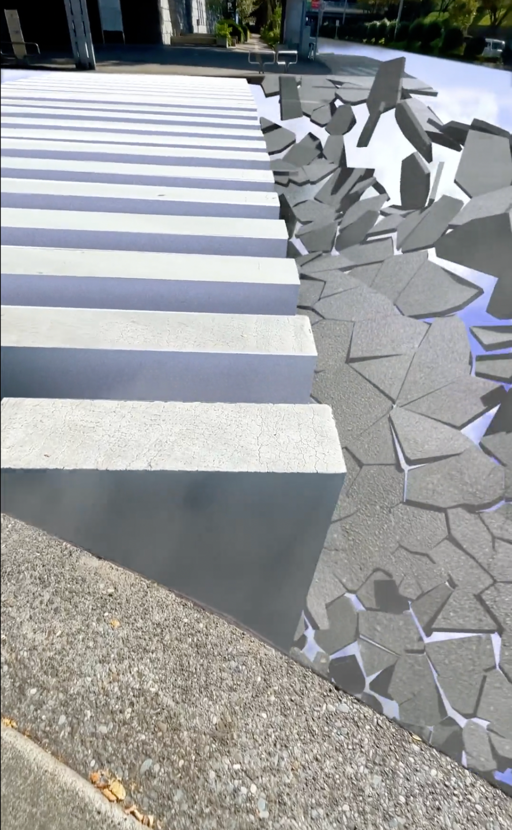 突然道路が崩れ落ち、落ちたら終了確定のデス・ゲームの世界に ※きむらえいじゅんさんのTwitter動画より抜粋