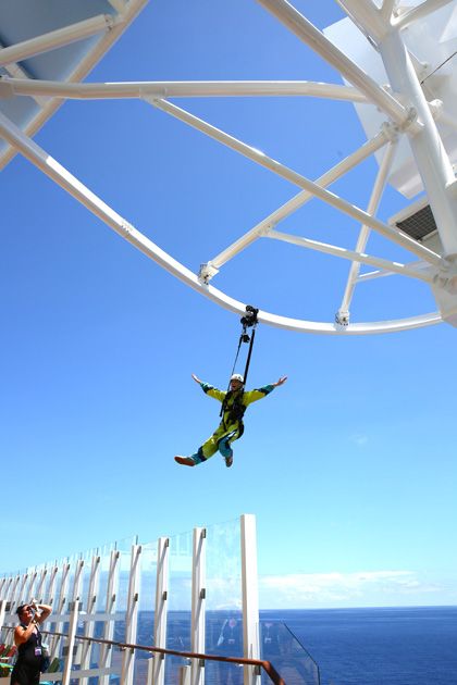 クラウンズエッジで空中遊泳はいかが=撮影・上田英夫