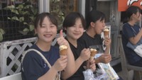 周遊バスで訪れた道の駅でソフトクリームを味わう高校生