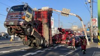道路標識に衝突したダンプカー　岡山市中区