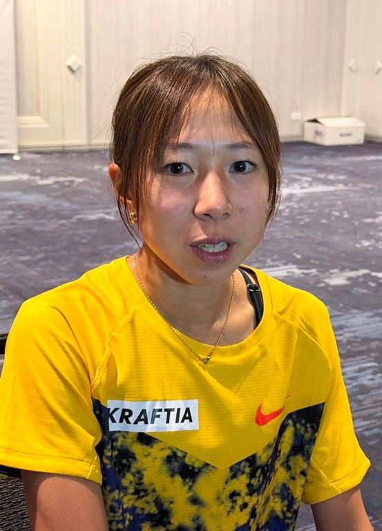 シカゴ・マラソンの女子で11位に入り、取材に応じる赤崎優花＝11日(共同)