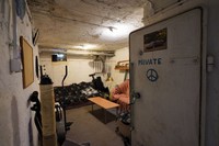 冷戦時代につくられた集合住宅の地下シェルター。数年前に改修し、今は窓がある＝2023年6月4日、ワルシャワ、荒ちひろ撮影