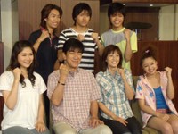 ドラマ「大好き！五つ子2008」の制作発表に出席した（前列左から）永岡真実、新井康弘、森尾由美、笹岡莉紗（後列左から）鈴木藤丸、栁澤貴彦、山内秀一