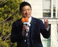 演説する参政党・神谷宗幣代表＝東京駅前