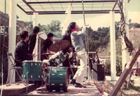 1970年、高知県・中村高校の学園祭で熱唱する江戸アケミ（正孝）。新刊書籍「じゃがたら 江戸アケミ、四万十川から」に収録された貴重な写真