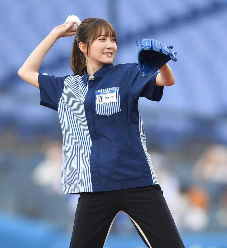 日向坂46加藤史帆 初始球式 悔しきワンバンもマウンド上は「見たこと