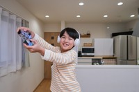 ゲームに熱中！　※画像はイメージです（monzenmachi/stock.adobe.com）