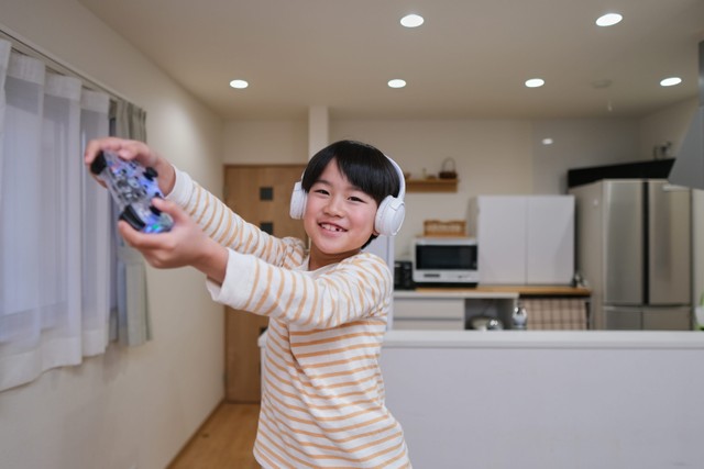ゲームに熱中！　※画像はイメージです（monzenmachi/stock.adobe.com）