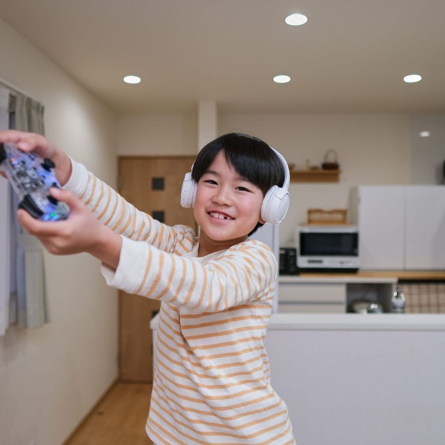 ゲームに熱中！　※画像はイメージです（monzenmachi/stock.adobe.com）