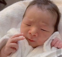 貫禄のある表情を見せる赤ちゃん（提供：@ya_ya.lifeさん）