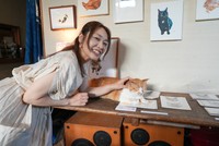 和田さんと、「cafe alikwa（カフェアリワ）」（福岡市西区）の看板猫・ちゃたろう