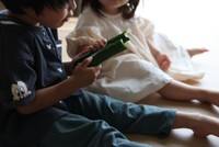 カーテンに隠れてきゅうりで乾杯をしていた子供達／かなみさん（@kanami_nakahara）提供