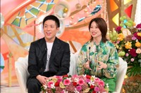 10月12日放送の「新婚さんいらっしゃい」より、岸田奈美さんと夫（C）ABCテレビ