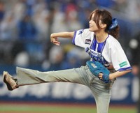 始球式を行う相川七瀬=横浜スタジアム