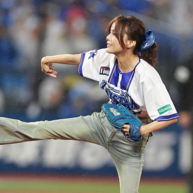 始球式を行う相川七瀬=横浜スタジアム