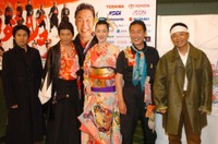 （左から）池谷幸雄、哀川翔、山本未来、山本寛斎さん、恵俊彰＝2004年