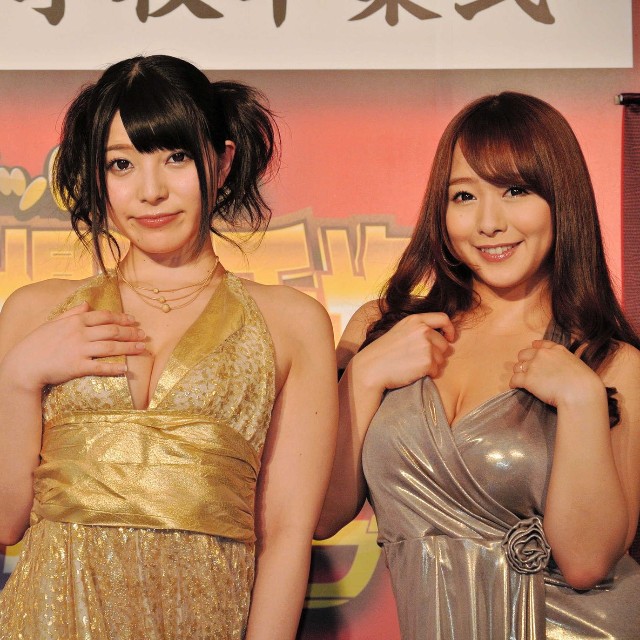 （左から）小島みなみ、上原亜衣、白石茉莉奈＝2015年