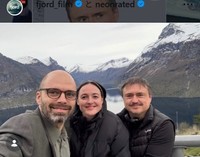 「FJORD フィヨルド」のインスタグラム＠fjord_filmより（左から）セバスチャン・スタン、レテーナ・レインスヴェ、クリスティアン・ムンジウ監督