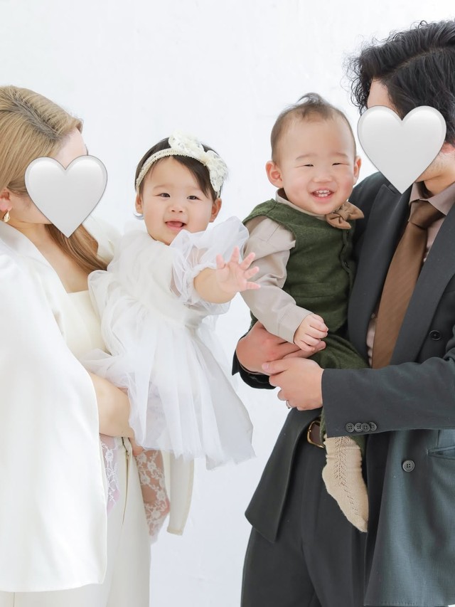 双子ちゃん1歳のバースデーフォト（提供：＠haruhina_twins_さん）