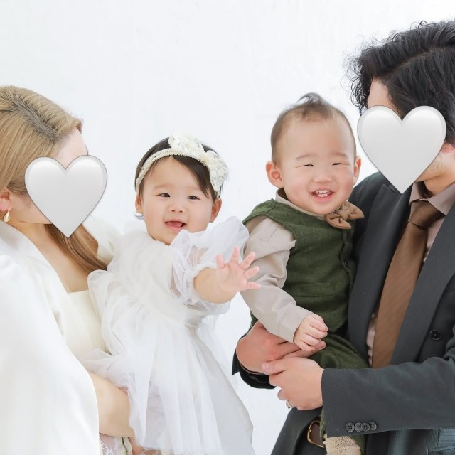 双子ちゃん1歳のバースデーフォト（提供：＠haruhina_twins_さん）