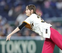 ファーストピッチをする高橋ひかる