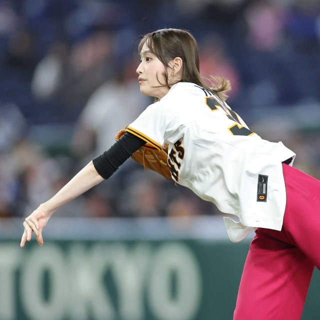 ファーストピッチをする高橋ひかる