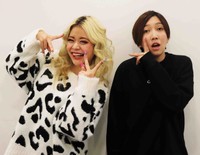 少女歌劇団ミモザーヌ冬公演の応援サポーターに就任したエルフの荒川（左）とはる