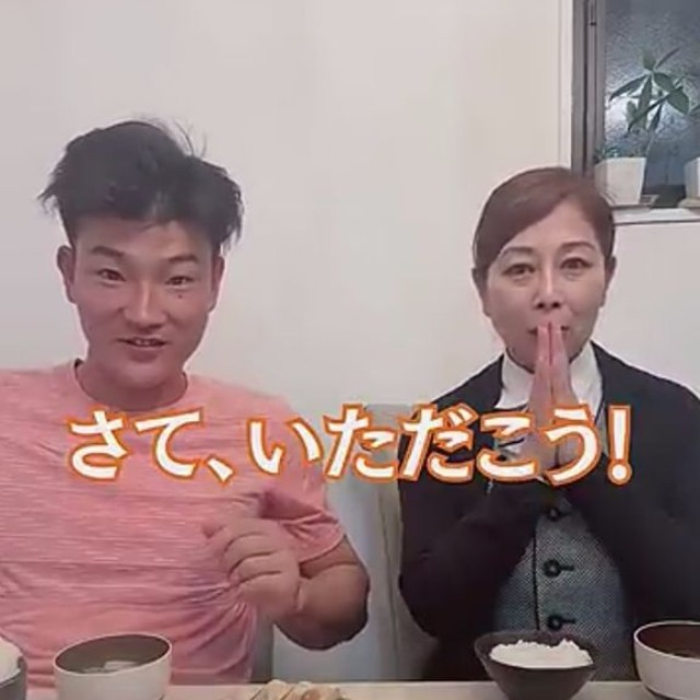 二人で仲良く食事開始／YouTubeチャンネル「イサムとみどり」（@ISAMUtoMIDORI）さん提供